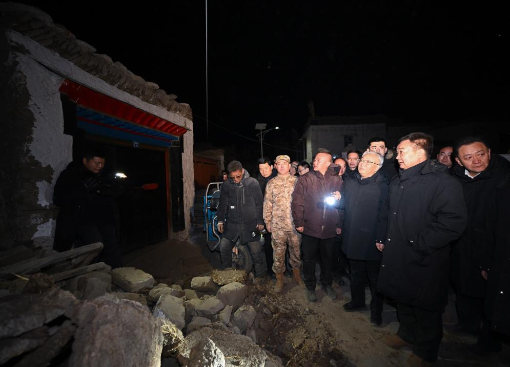 Xinhua News Chinese Vice Premier Zhang Guoqing inspects houses damaged during the earthquake in Dingri Count