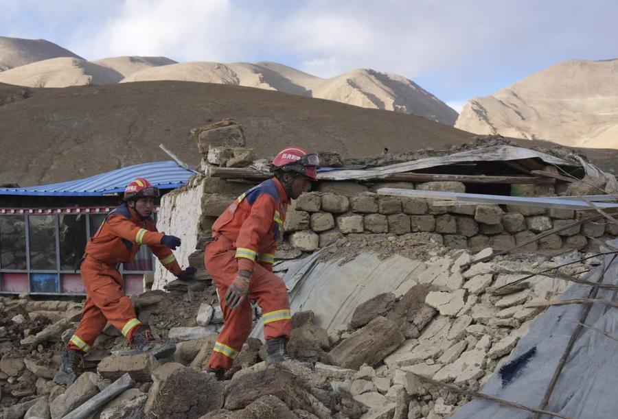 Xinhua News：Rescuers work at a village in Changsuo Township of Dingri County in Xigaze southwest Chinas Xizang Autonomous Region Jan. 7 2025. Xinhua Jigme Dorje